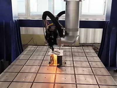 Волоконно-лазерная режущая головка для 3D-роботизированной резки