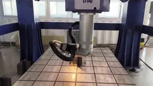 Волоконно-лазерная режущая головка для 3D-роботизированной резки